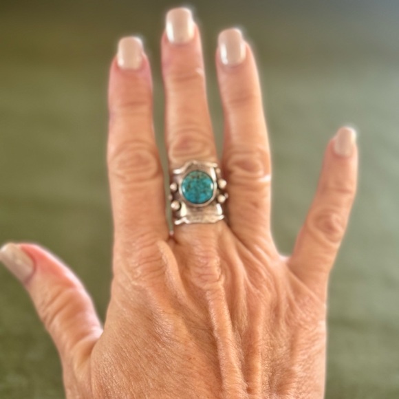 Vintage Native American Sterling Silver and Kingman Turquoise Ring. Adjustable - Picture 7 of 12